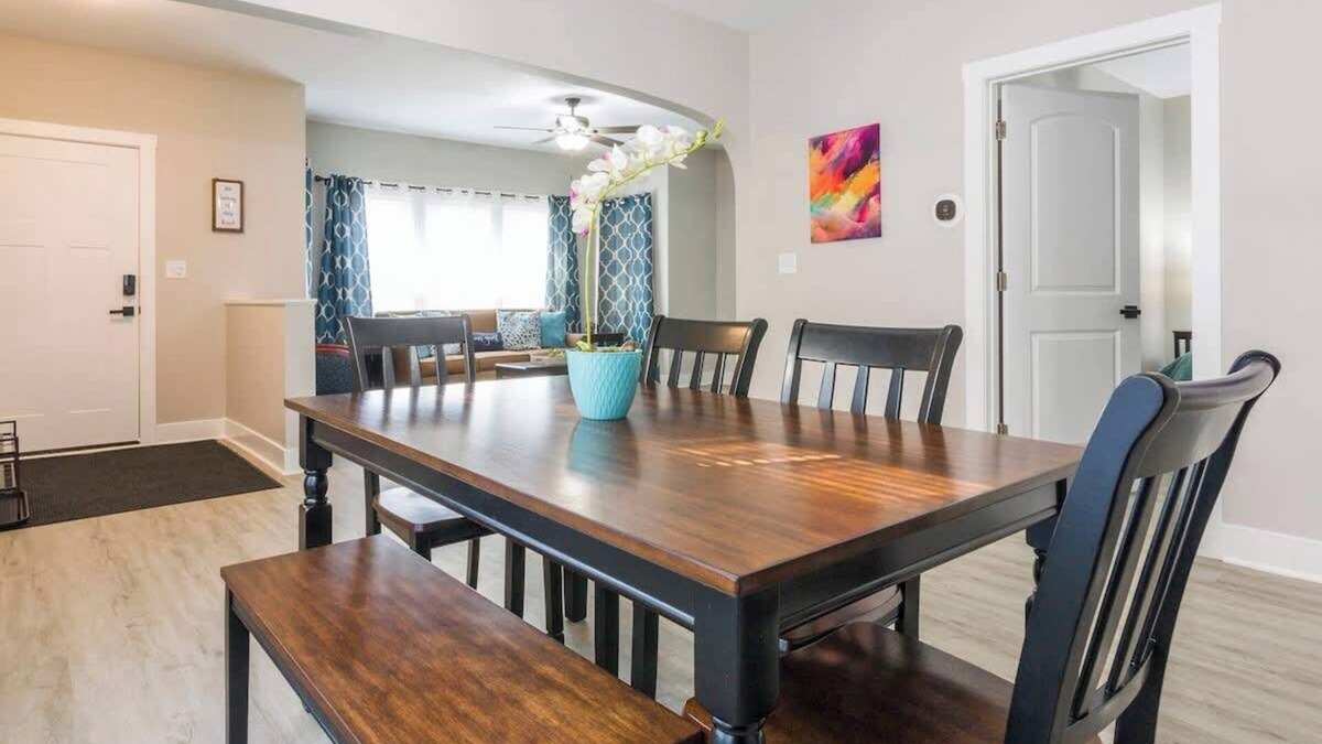Joliet Apartment | Historic Hideaway*King Bed*Remodeled* fast Wi-Fi