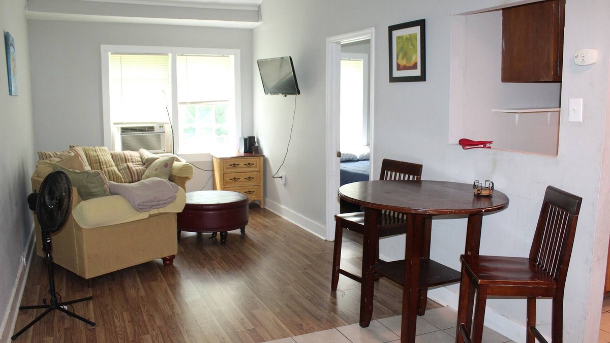Tuskegee Apartment | HISTORIC HILL APT1 (Upstairs)