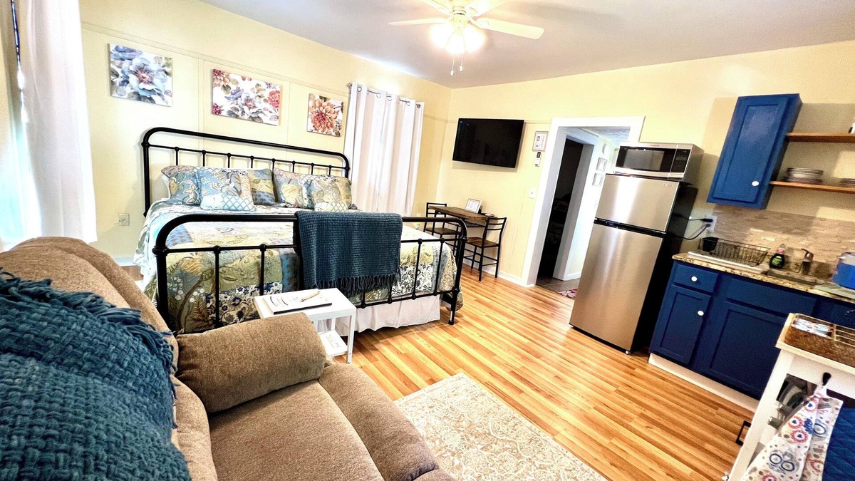 Laurel Apartment | Historic Hilltop Guesthouse - Charming studio/cottage one block from downtown