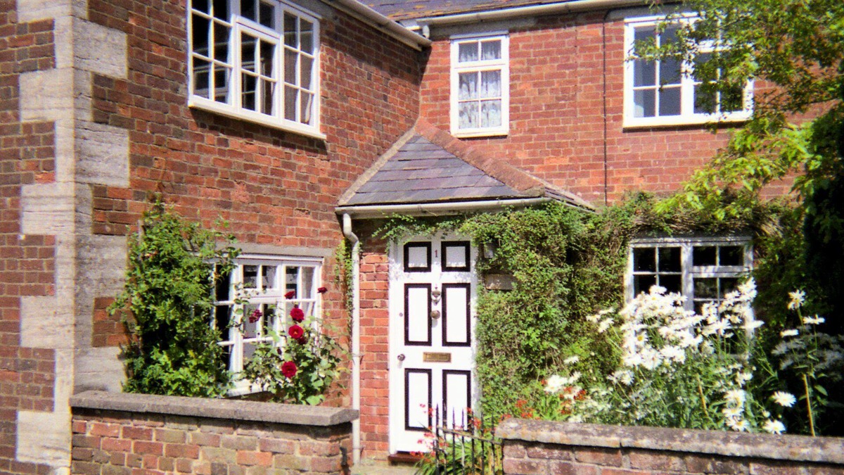 Trowbridge Cottage | Historic Holiday Cottage in Picturesque Village near Bath. Comfortably sleeps 6