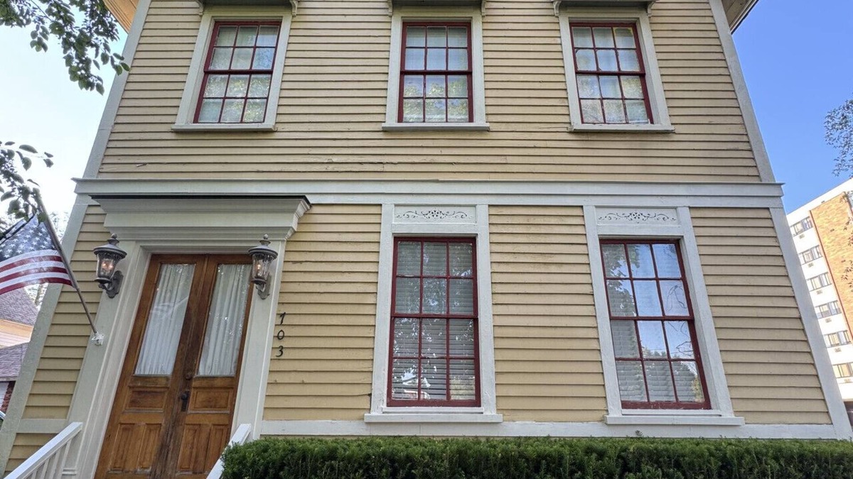 Port Huron House | Historic Home Downtown Port Huron
