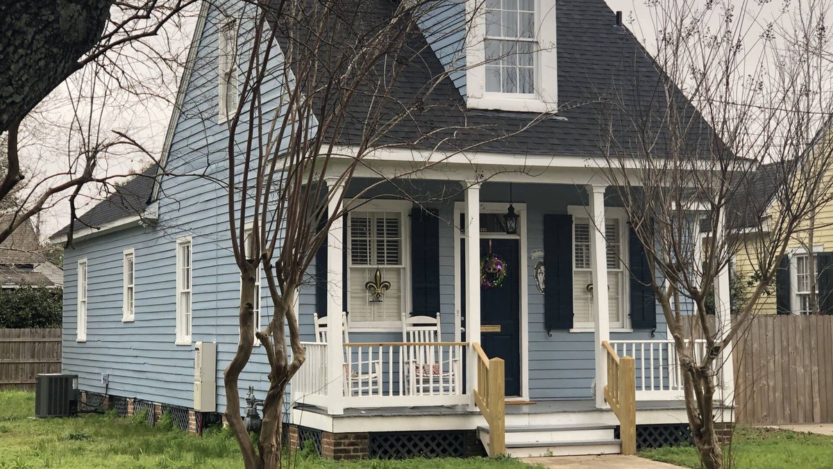Central Business District House | Historic home in Downtown Mobile next to Civic Center and Mardi Gras parades