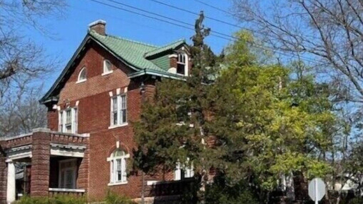 Poplar Bluff House | Historic home in the heart of Poplar Bluff