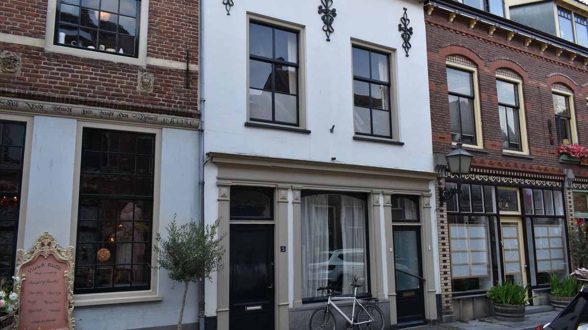 Buren House | historic home in the middle of beautiful monuments and medieval walls