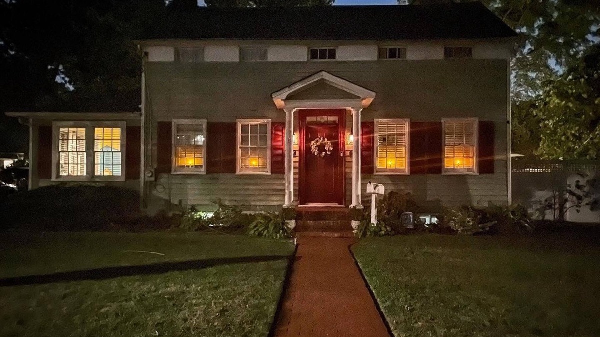 North Babylon House | Historic home! Minutes to the beaches, Babylon Village, short train ride to NYC!