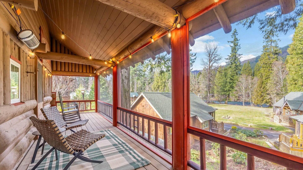 McKenzie Bridge Cabin | Historic Hoover Cabin in McKenzie Bridge near Loloma Lodge and Tokatee Golf Club