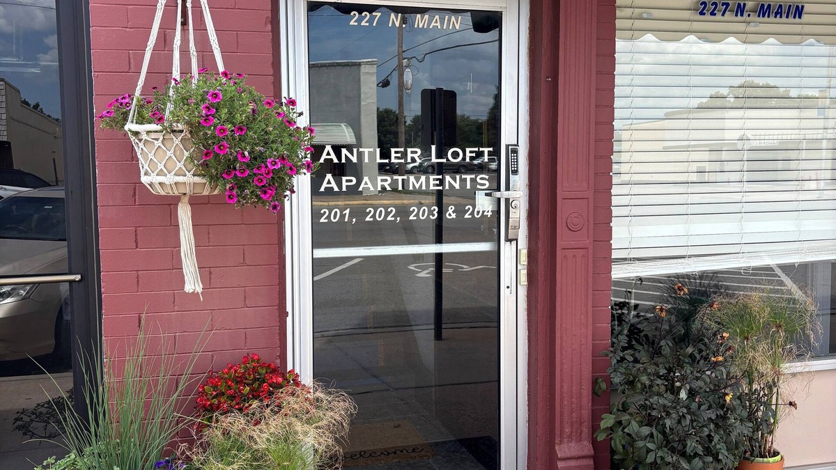 Cheney Apartment | Historic Hotel Antler Loft Apartment - 1 BD/1BA - Fully Furnished!