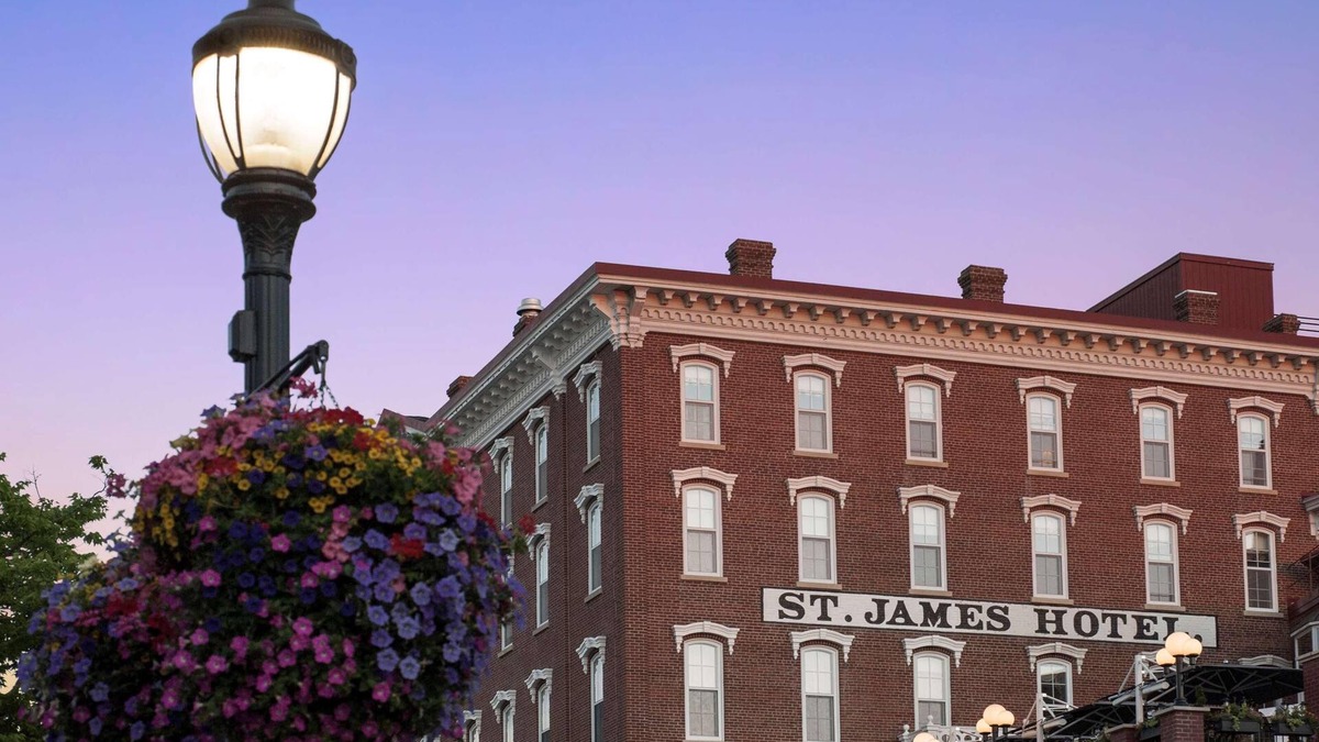 Red Wing Hotel | Historic Hotel in Beautiful Red Wing -Outdoor Activities -Dining -Museums -Art
