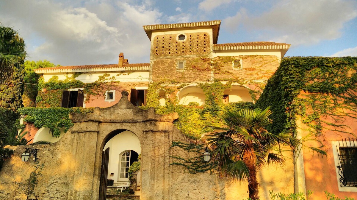 Santa Maria di Castellabate Villa | Historic house in the green, but a few steps from the sea.