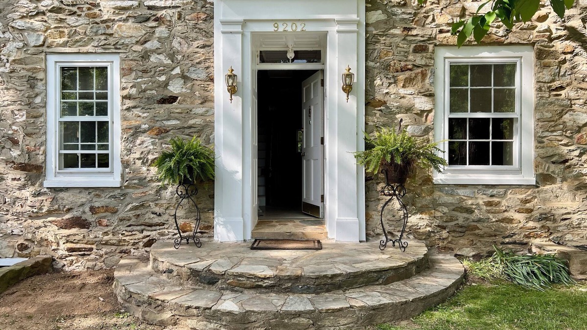 Upperville House | Historic house in Upperville! Wineries, equestrian events, great location!