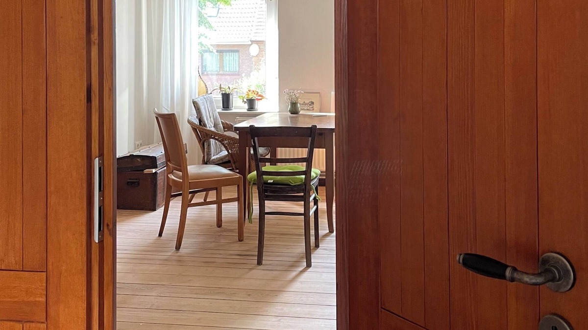 Karow Apartment | Historic house under lime trees with natural garden. Family-friendly.