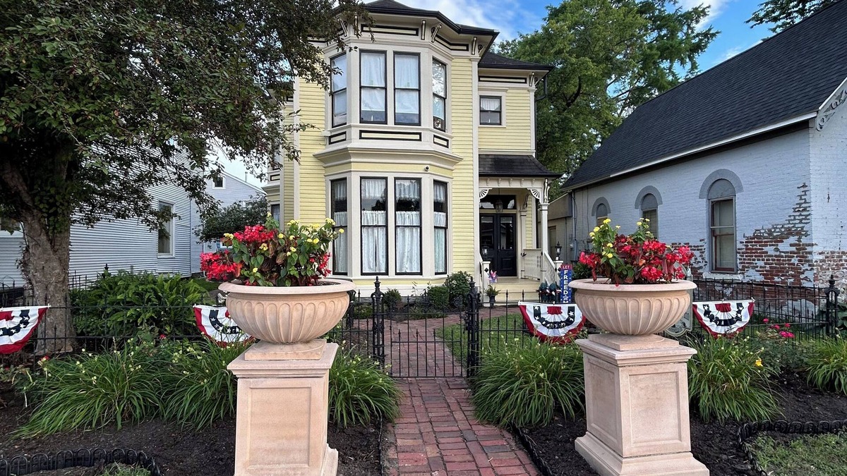 Murphysboro House | Historic Hull House INN - Housen