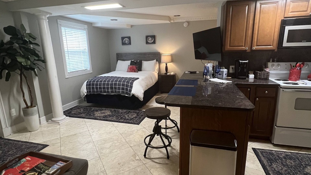 Hyde Park Apartment | HISTORIC HYDE PARK! STEPS TO BAYSHORE, UT, RIVERWALK- 5 STARS!