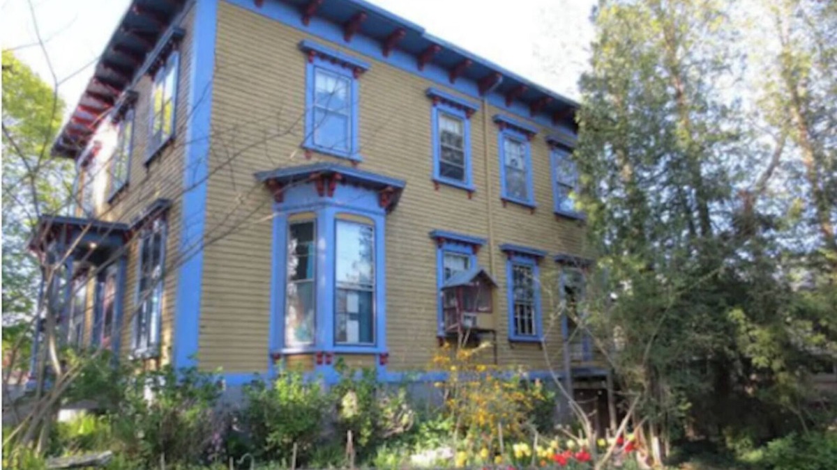Warren Apartment | Historic Italianate second floor apt in the heart of historic village