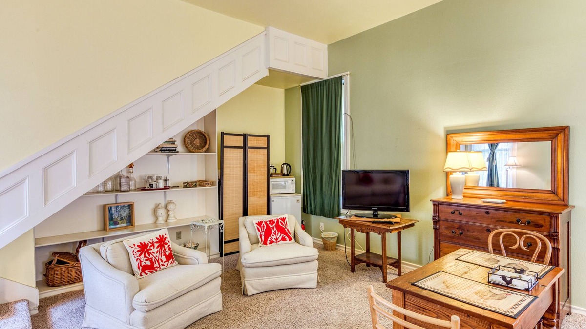 Arsenal Apartment | Historic King William Loft | Down Town | Pearl