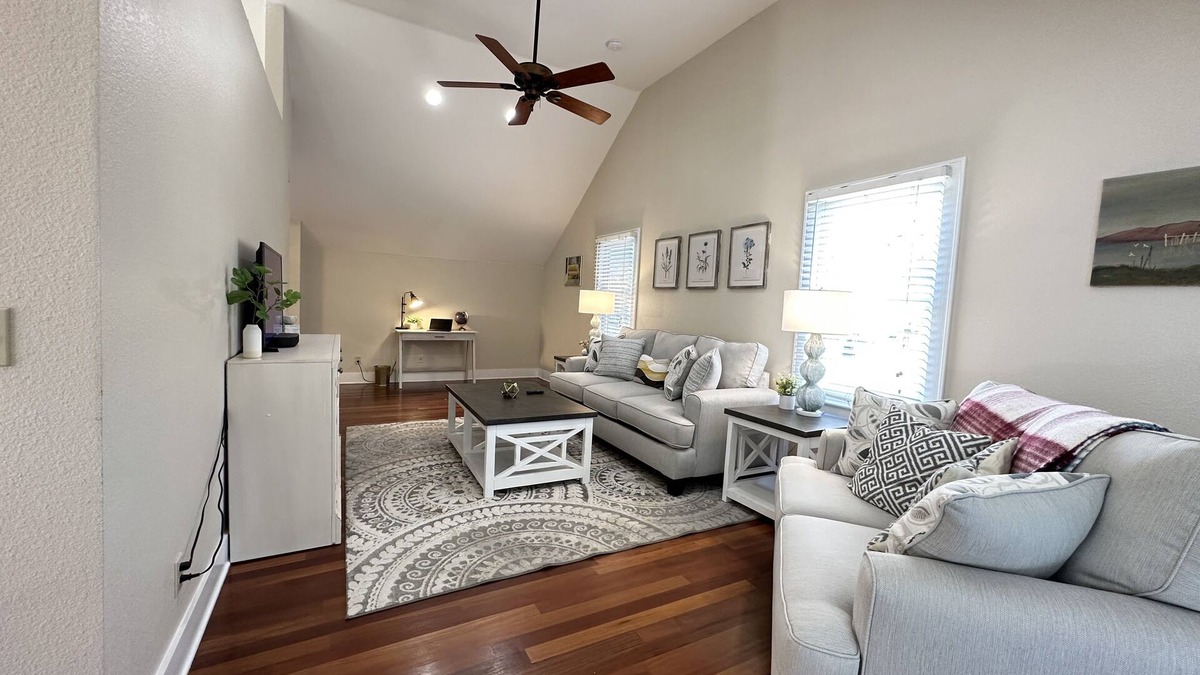 Southern Oaks House | Historic lakefront guesthouse