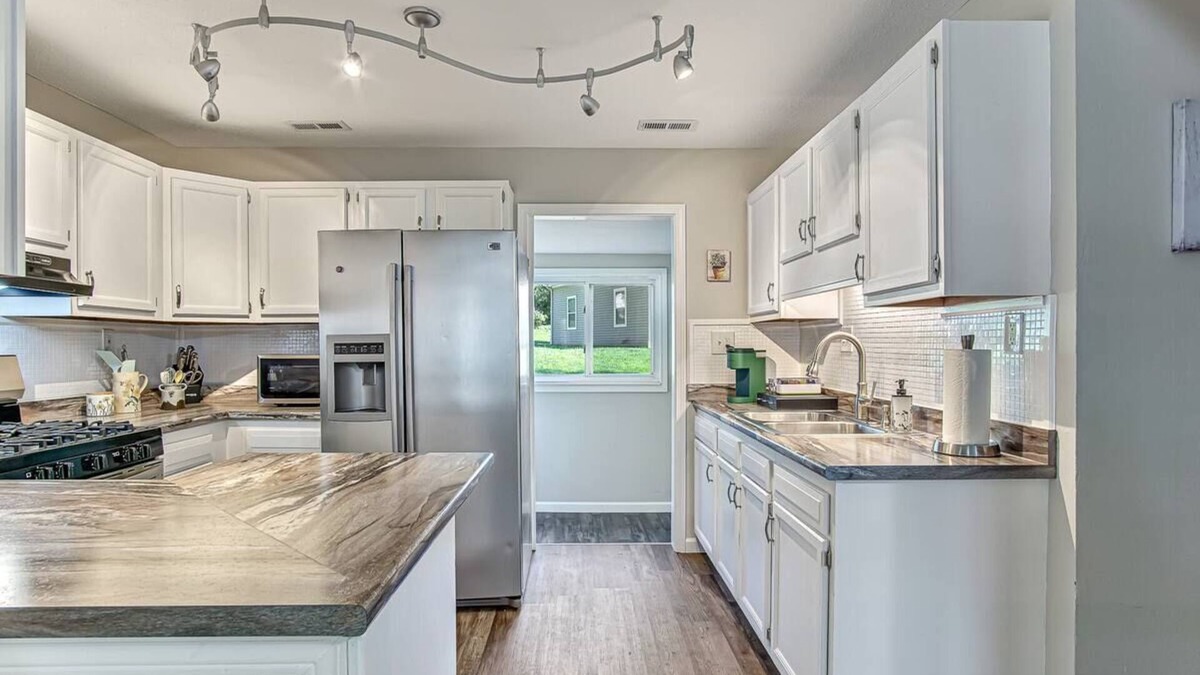 Lebanon House | Historic Lebanon - 2 bed, 2 bath house. Wi-fi, AC, kitchen, laundry