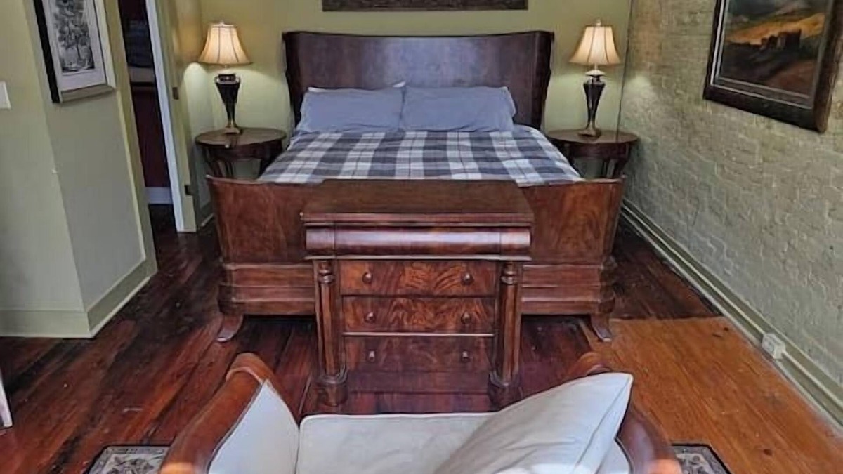 Mayhew House | Historic Loft Downtown Walk to the Best Shops