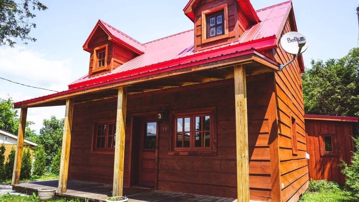 Saint-Hippolyte Cabin | Historic Log Cabin: Country Escape