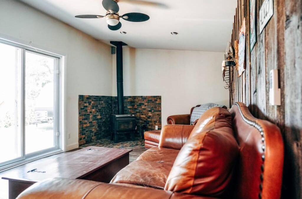 Saint-Hippolyte Ski Chalet | Historic Log Cabin