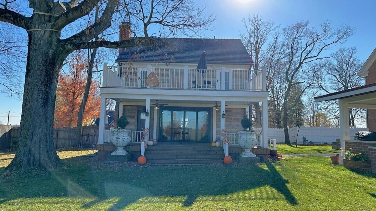 East Fultonham Cabin | Historic Log Cabin fully restored; gourmet kitchen & much more!