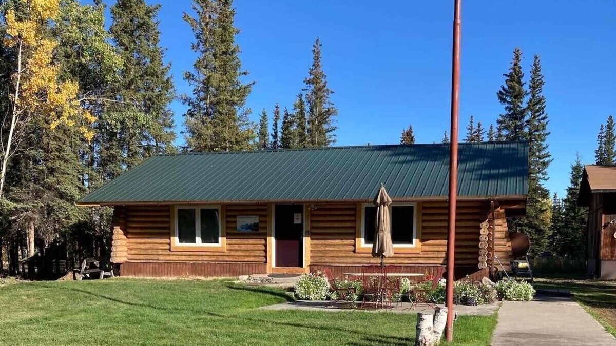 Tok House | Historic log home near the center of town. Close proximity to all services.