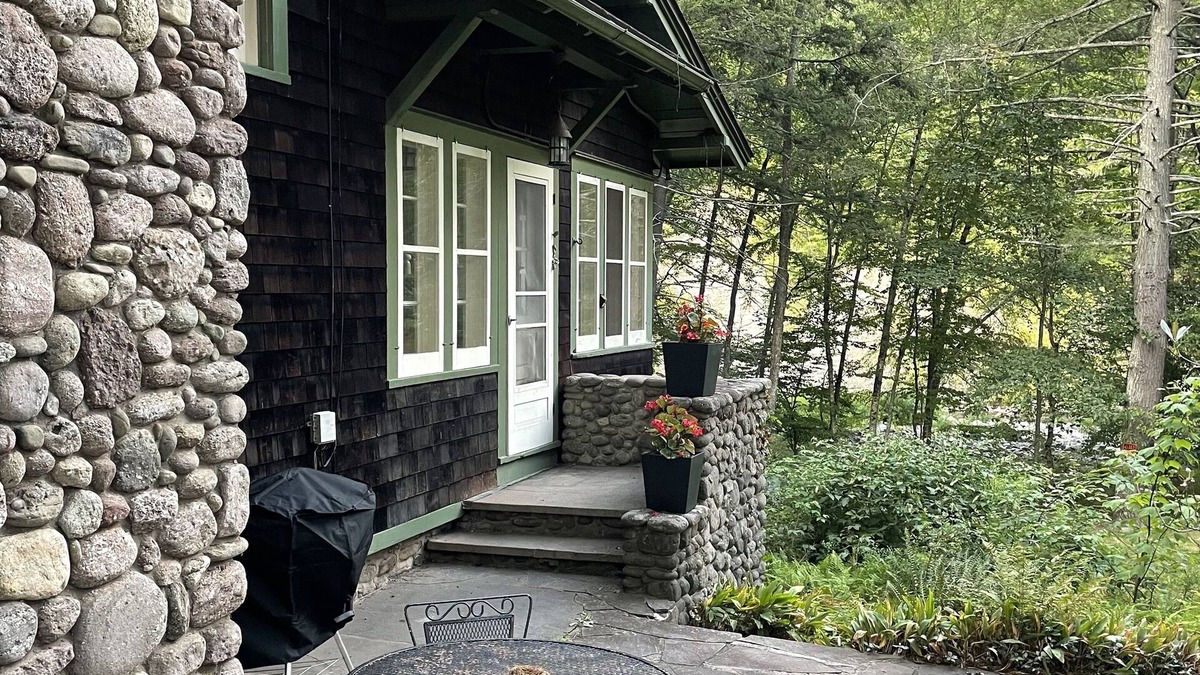 Phoenicia Cabin | Historic Luxury Craftsman Lodge - Streamside - Remodeled Baths 2024
