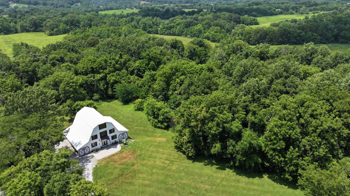 Jonesboro House | Historic luxury refurbished barn - Hiking trails & Shawnee Hills Wine Trail