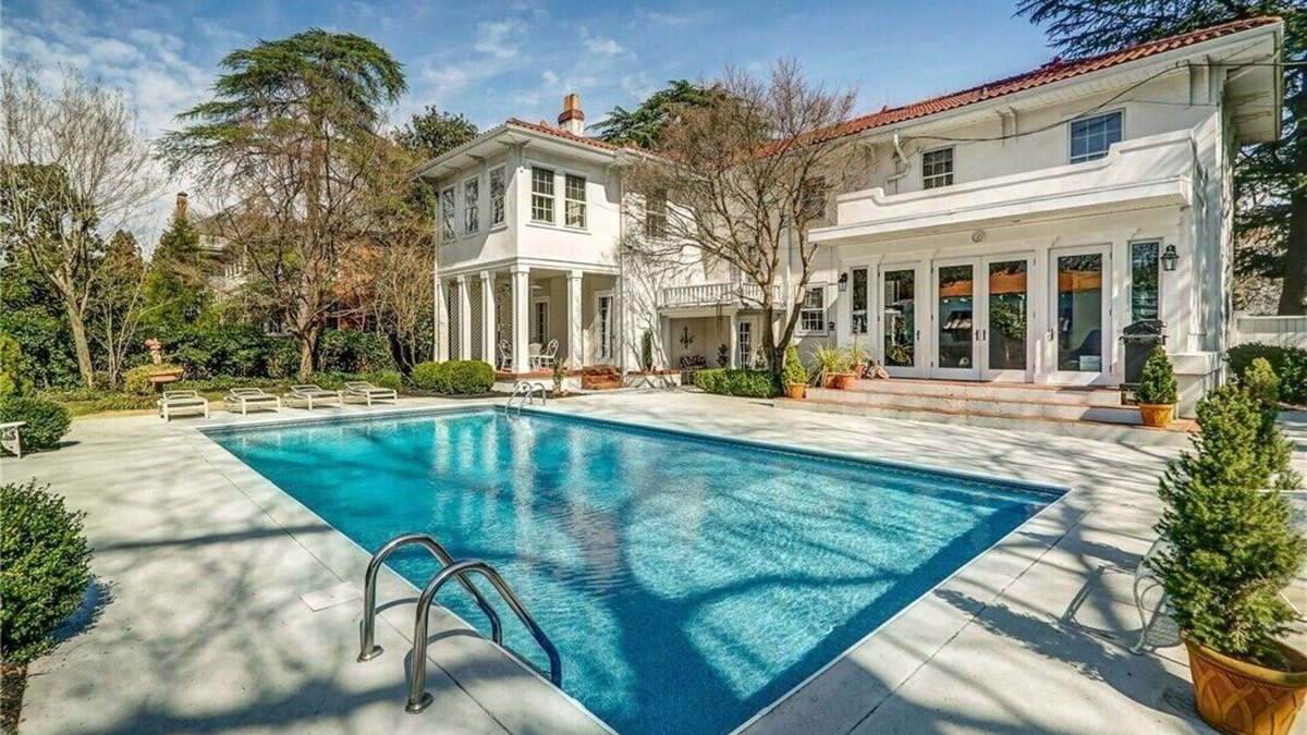 Richmond House | Historic Marshall house w/3 King sized beds, 11 total beds & saltwater Pool