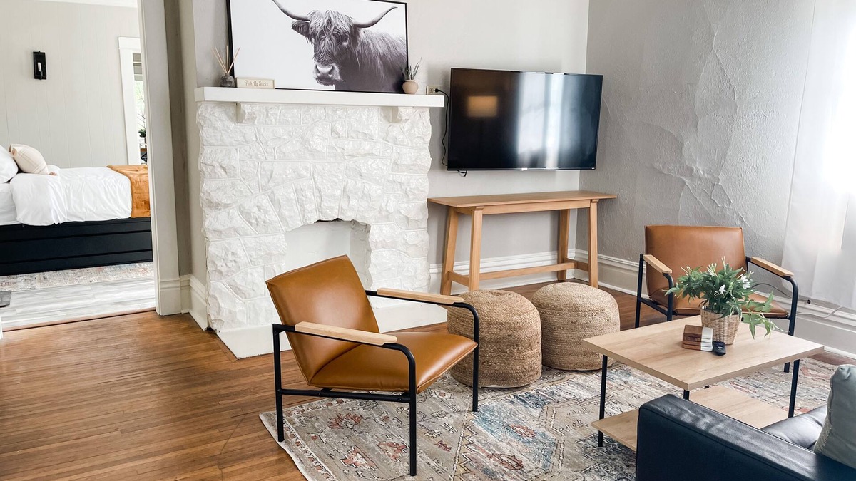 East Midtown Apartment | Historic Midtown Charmer With Tons Of Natural Light, Walk To Everything!