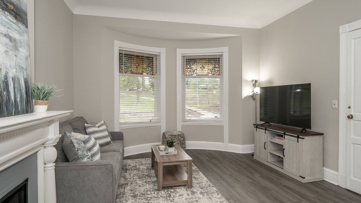Mount Auburn Apartment | 🏙⭐️Historic Modern Oasis | Central City Retreat 🌃 ❤️