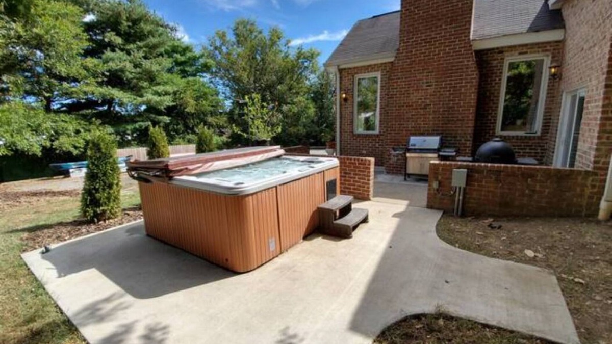 Talbot's Corner House | Historic Nashville Mansion - Perfect Location - Hot Tub - Parking - Private