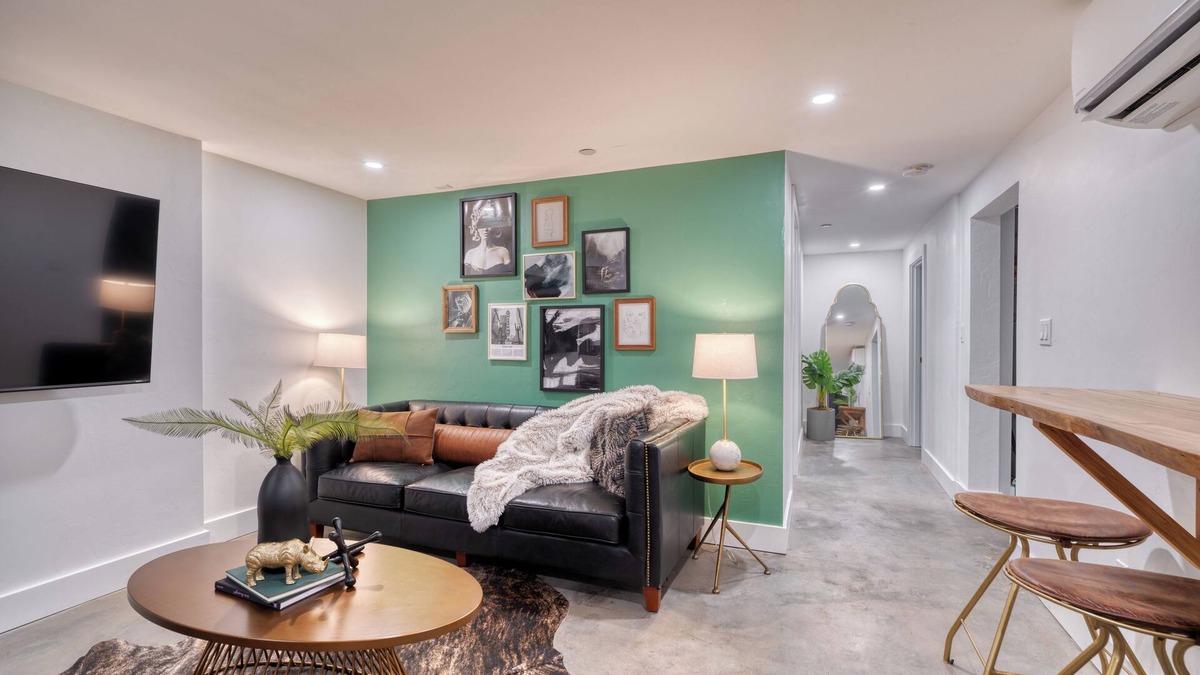 Alphabet Historic District Apartment | Historic Nob Hill 2BR | Prime Walkable Spot