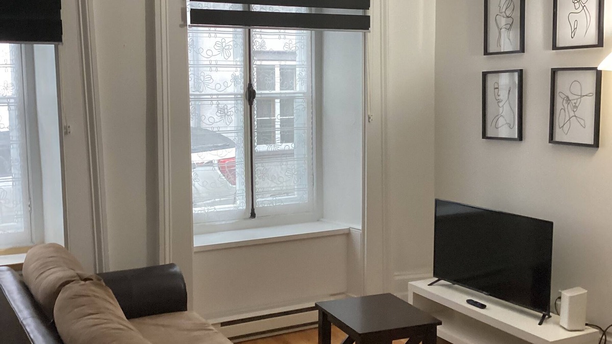 Lower Town Apartment | Historic Old Quebec.1-bedroom apartment.sleeps 4. Parking.