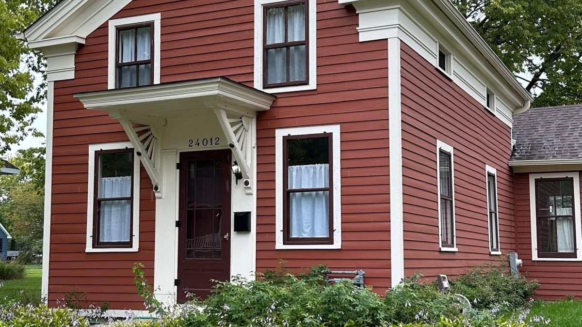 Plainfield House | Historic Pioneer House in downtown Plainfield
