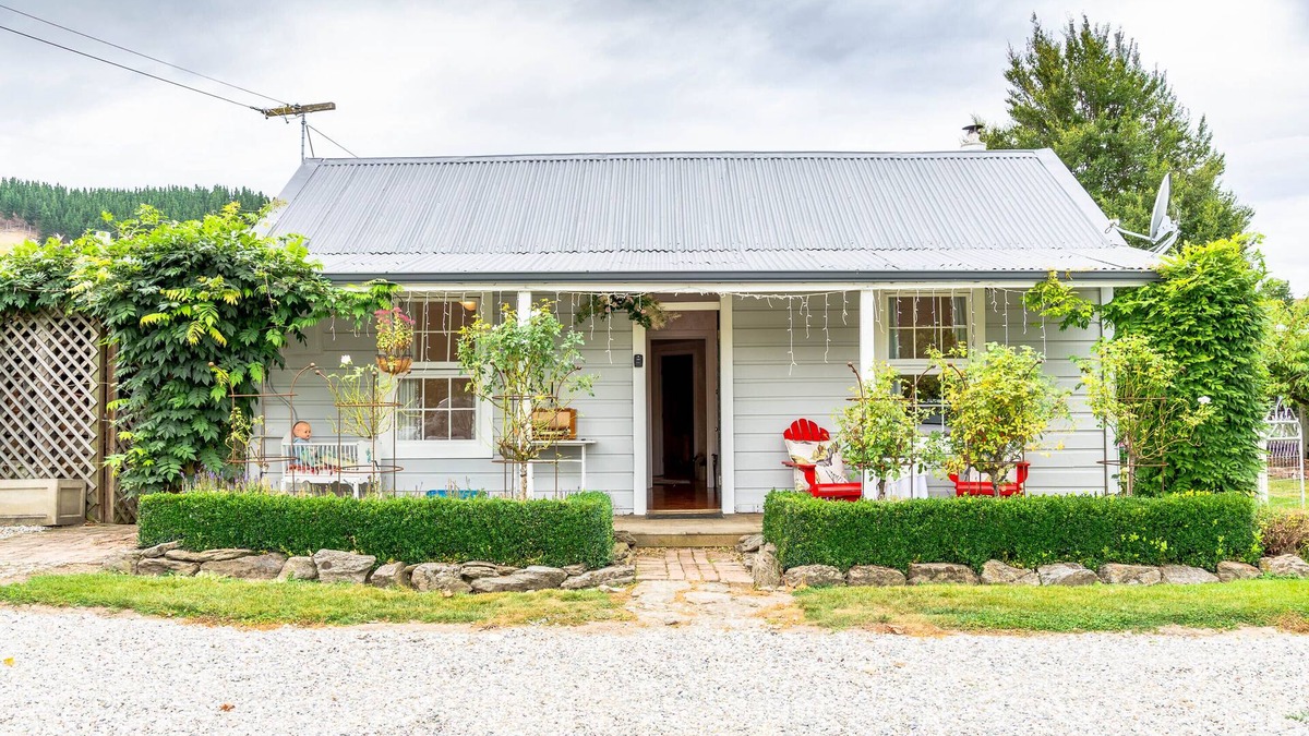 Clyde House | Historic Plum Tree Cottage - unlimited wifi, Rail trail perfect