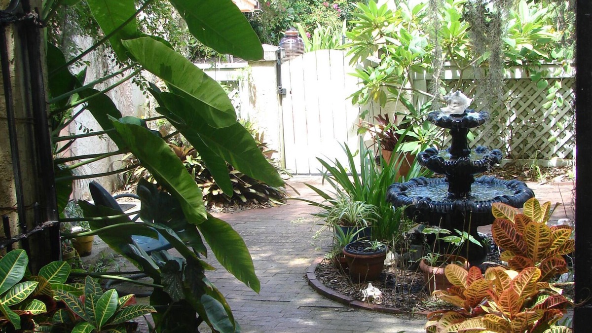 Sebastian Cottage | HISTORIC POOLSIDE RIVERFRONT CABANA WITH BOAT DOCK