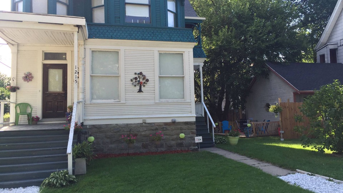 Port Huron Apartment | Historic Queen Anne . Walk to downtown, Harbor , St Clair River Walk