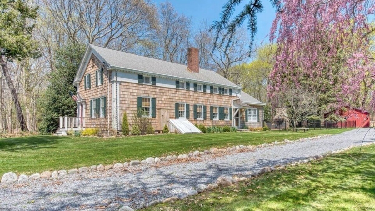 Cutchogue House | Historic Renovated Farmhouse, 2min to Beach, Vineyards, Fireplace, Kid Friendly