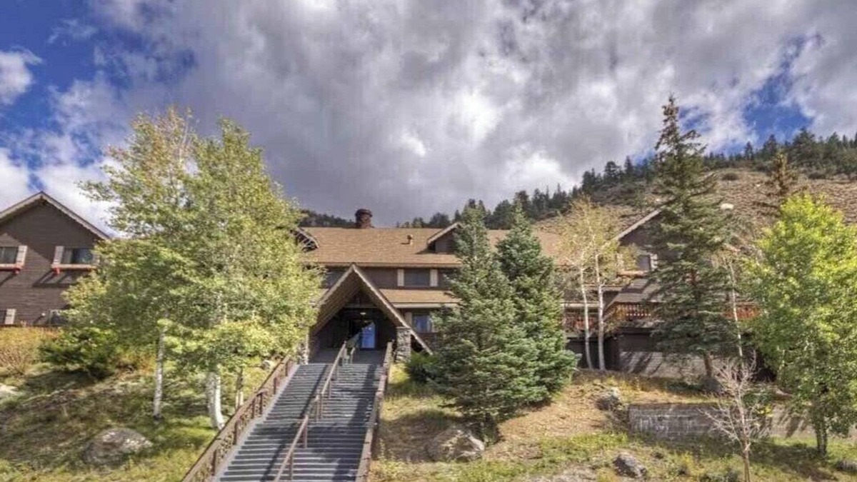 June Lake House | Historic Restored High Sierra Alpine Lodge in June Lake, California