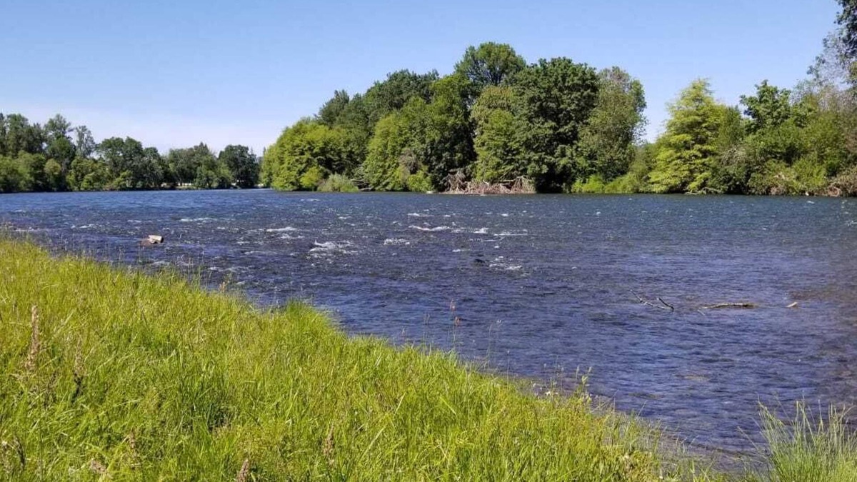 Eagle Point Cabin | HISTORIC RUSHING WATER LODGE on the rogue river was built in 1910