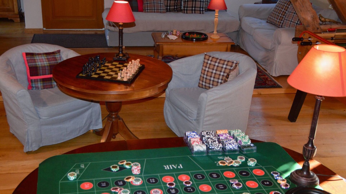Aubigny-sur-Nere Apartment | Historic Scottish residence in Cher with garden and games room