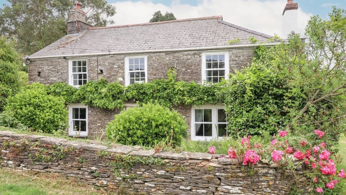 Pelynt House | Historic spacious Grade II Listed Georgian Farmhouse on the coast of Cornwall