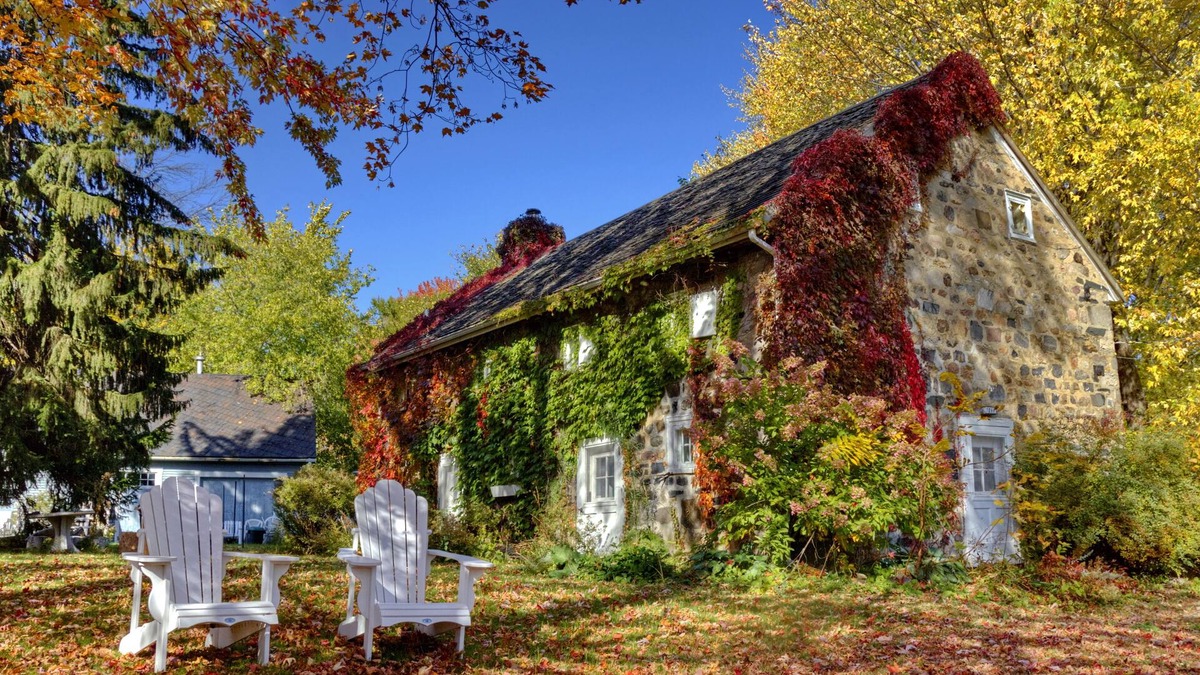 Beloeil House | Historic stone house by the river