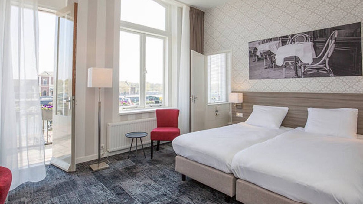 Edelstenenbuurt Hotel | Historic Surroundings with Modern Style and Comfort! Free Breakfast!