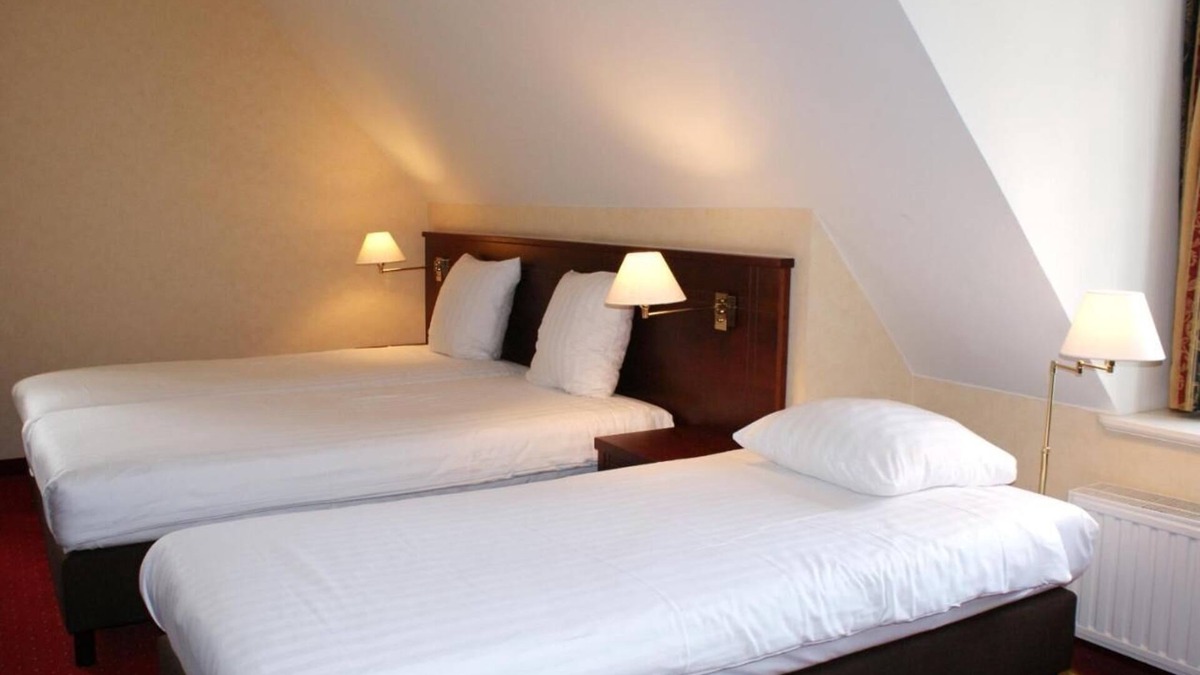 Sluis Hotel | Historic Town Stay – Sluis Room Close to Trails, Shopping & Local Cuisine