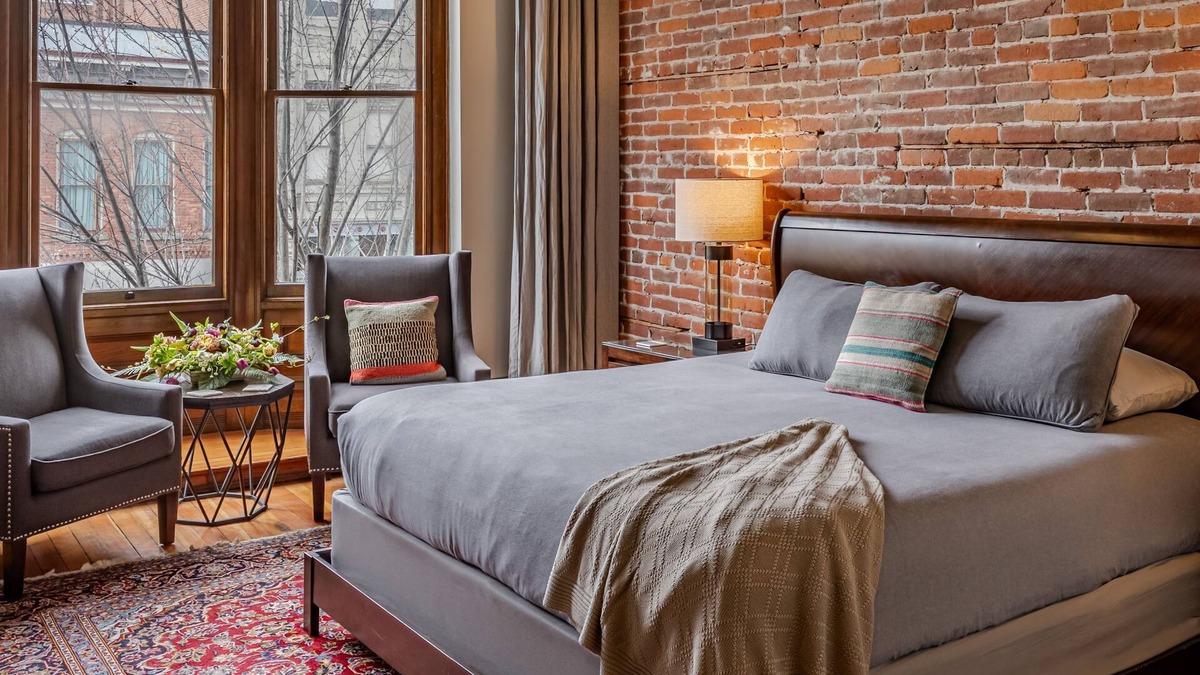 Adelma Beach Apartment | Historic Town View Room with bay window overlooking Water Street