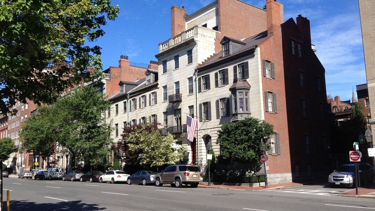Beacon Hill Condo | Historic Townhouse Condo in the center of Boston, across from the Public Garden