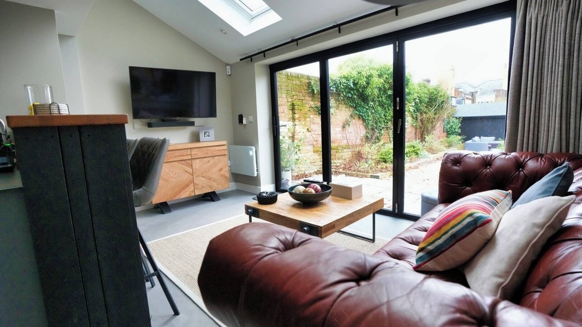 Tring House | Historic Tring 2 Story Flat on High Street