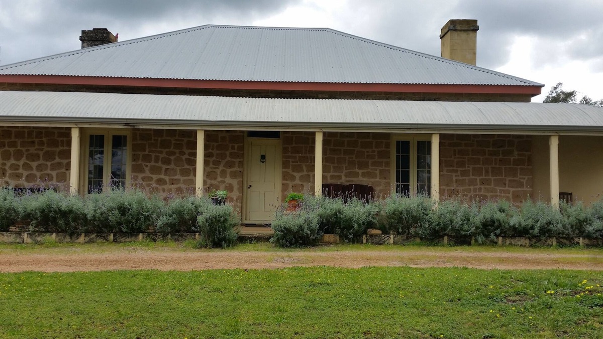 Dongara Cottage | Historic Tyford House, close to all amenities